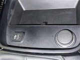 充電用USB端子付き。スマートフォンなどの充電に便利です。