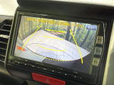 【バックカメラ】駐車時に後方がリアルタイム映像で確認できます。大型商業施設や立体駐車場での駐車時や、夜間のバック時に大活躍!運転スキルに関わらず、今や必須となった装備のひとつです!