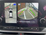 アラウンドビューモニター。上空から見下ろしているような映像で、スムースな駐車をサポートします。