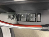 パワーウィンドウスイッチで運転席から全席の窓の開閉ができます♪