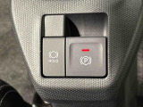 指先だけで簡単に操作が可能な電動パーキングブレーキを採用。「HOLD」スイッチを押すと、渋滞や信号待ちなどでブレーキペダルから足を離しても、ブレーキを保持するので安心です