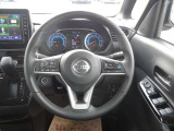 【純正革巻きステアリング】上質な革を使用することで、手にしっかり馴染みとても運転しやすいハンドルです♪