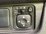 【電動格納ミラー】サイドミラーは電動格納式となっており、狭い駐車場でもキズがつくリスクを抑えられます。