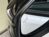 【ブラインドスポットモニター】隣を走る車両をレーダーで検知し、インジケーターを点灯。またウインカーを出した場合にはインジケーターも点滅させて注意を促します