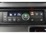 ★エアコンはオートタイプが装着済みです!オートモードにしておけば、車内温度を設定するだけで風の料や吹き出し口の切り替えを機械が行ってくれます!一年中快適な環境を作れますよ♪
