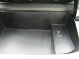 運転席前の小物入れです。中にはUSB電源ソケットが付いています