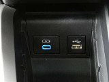 充電用USB端子付き。スマートフォンなどの充電に便利です。