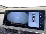 パノラミックビューモニターを装備。駐車場や交差点でクルマを真上から見るように周囲を確認できます。機能の詳細は販売店スタッフまでおたずねください。