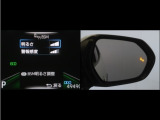 隣車線を走る車両をレーダーで検知し、ドアミラーでは確認しにくい後側方エリアに存在する車両に加え、急接近してくる車両も検知します。車両を検知するとドアミラーに搭載されたLEDインジケーターが点灯します。