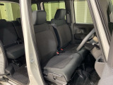 乗降がしやすい運転席。高さが調節できて小柄な方でも運転しやすいポジションをとることができます。