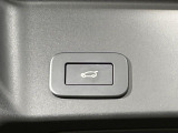 電動リアゲートは、ボタンやリモコンでバックドアを自動開閉できる機能です。楽に開閉でき、ゲートが開く高さの記憶や安全のための挟み込み防止機能も備えています。