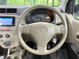 インテリアに合わせたデザインのステアリングは、運転される方のことも考え、運転しやすい形状、大きさです。是非一度、実際に触ってお確かめください。