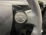 ステアリングスイッチ付きで、運転中に視線を前に向けたまま操作できます。