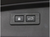 電動パワーリヤゲート搭載!ボタン一つで操作が可能で、キーレスエントリーや車内からも操作が可能な便利な機能です!!またメモリー機能もあり、狭い場所などでの開閉の際にも便利な機能です!