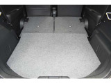 シートの背もたれは5:5の割合で背もたれを可倒でき、荷室をひろげることができます。