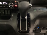 CVT車のセレクトレバーです。低速から高速まで、変速ショックのないスムーズな走りを実現するとともに、エンジン効率のよい領域を維持することで燃費にも貢献します。
