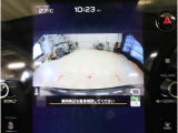 後方の映像を車内の11.6インチディスプレイに表示。 ステアリング操作に連動して動くガイドラインが、駐車や車庫入れをよりスムーズにサポート。狭いスペースでも安心して操作できる頼れる機能です。
