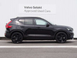 全身を黒で固めた、特別仕様のEV。ボディカラー、フロントのアイアンマーク&ダイアゴナルバー、20インチ・アルミホイール、そしてレザーフリーのサステナブルなインテリアに至るまで、ブラックでコーディネート