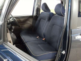 中古車をキレイで気持ちよくお乗りいただけるよう、エンジンルームからシートを外した洗浄まで、目に見えない部分も徹底的に洗浄しています!