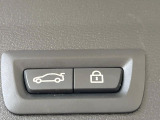 ●電動リアゲート:ワンタッチでリアゲートの開閉ができ、両手が塞がっている状態でも簡単に開閉ができる便利機能です。