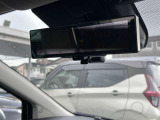 リアのカメラの画像を表示する『スマートルームミラー』で荷物いっぱいでも後部が見えます。 ディーラーオプション「前ドラレコ」も装備
