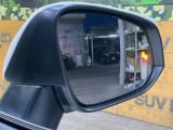 【ブラインドスポットモニター】走行中、ドアミラーの死角になりやすい箇所に後続車が接近するとサイドミラーのレンズに警告を表示!ドライバーに注意喚起をしてくれます。