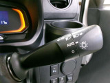 車外の明るさに応じて、自動的にライトの点灯・消灯を行います。