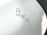 【ブラインドスポットモニター】走行中、ドアミラーの死角になりやすい箇所に後続車が接近するとサイドミラーのレンズに警告を表示!ドライバーに注意喚起をしてくれます。
