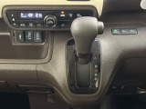 CVT車のセレクトレバーです。低速から高速まで、変速ショックのないスムーズな走りを実現するとともに、エンジン効率のよい領域を維持することで燃費にも貢献します。