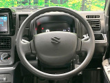 インテリアに合わせたデザインのステアリングは、運転される方のことも考え、運転しやすい形状、大きさです。是非一度、実際に触ってお確かめください。