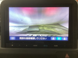 【バックカメラ】運転が苦手な方も車庫入れラクラクです!ギアをリバースに入れれば自動的に切り換わりますので、面倒な操作は不要です♪狭い駐車場もお車を傷つけず安心ですね!