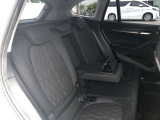 後席も使用感はさほど感じず、運転席・助手席同様に清潔感があります。後席シートもしっかりと作り込まれていますので、座り心地も悪くありません。是非、実車にてご確認下さい。