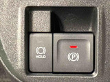 指先だけで簡単に操作が可能な電動パーキングブレーキを採用。「HOLD」スイッチを押すと、渋滞や信号待ちなどでブレーキペダルから足を離しても、ブレーキを保持するので安心です