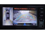 車を上から見下ろした視点で駐車をサポートするパノラマビューを搭載。運転席から確認しにくい車両周囲の状況を確認できます。