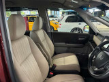 運転席の画像です。足元やシートまわりに余裕があり、リラックスした姿勢で運転が可能です。視界も良好で操作系へのアクセスもしやすく、快適で安心感のあるドライブをサポートします。