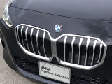 左右のキドニー・グリルの中心にはBMWのエンブレムが鎮座し、個性を放つデザイン性を兼ね備えました。