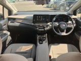 すっきりした運転席周りにはナビやエアコンの操作パネルを設置しておりますので、お一人での運転でもご安心できます。