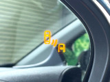 【ブラインドスポットモニター】走行中、ドアミラーの死角になりやすい箇所に後続車が接近するとサイドミラーのレンズに警告を表示!ドライバーに注意喚起をしてくれます。