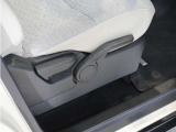 【ハイトアジャスター】レバーの上下操作だけで、座面を運転しやすい高さへ簡単に調節できます。