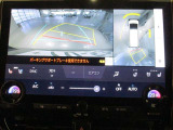パノラミックビューモニター付きです。車両を上から見たような映像をディスプレイ画面上に表示。運転席からの目視だけでは見にくい、車両周辺の状況をリアルタイムでしっかり確認できます。