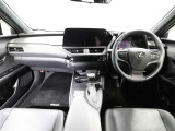 上質で落ち着いた印象のインパネ。視界も広々で運転しやすいです。