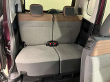 【後席】大人が足を組んでもくつろげるほどの広さ!後席スライド量もたっぷりで、運転席に近づけると、お子さまのケアもラクラク♪