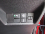 パーキングセンサーや横滑りを防ぐVSA等のスイッチ類は運転席の右側、手の届きやすい位置にあります。