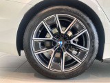 BMW純正18インチアルミホイールが足元を引き締め、低くスポーティなグランクーペのスタイリングをさらに際立たせています。