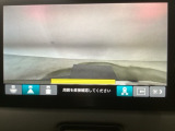 【バックカメラ】運転が苦手な方も車庫入れラクラクです!ギアをリバースに入れれば自動的に切り換わりますので、面倒な操作は不要です♪狭い駐車場もお車を傷つけず安心ですね!