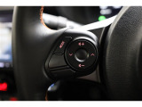 運転中、オーディオの操作をしてて、ハッとしたことはありませんか?ステアリングスイッチは、運転中でもハンドルでオーディオの操作が可能です。安全なドライブをサポートします。
