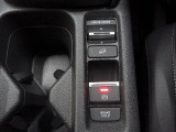 スイッチ操作で簡単にパーキングブレーキを作動可能。さらに、停車時にブレーキを保持するブレーキホールド機能付きで、渋滞時や信号待ちでの運転負担を軽減します。