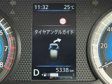 タイヤアングルガイドです。タイヤの向きと進行方向をわかりやすく示してくれるので、ハンドル操作の混乱を防ぎます。バックの駐車が苦手な方や、初心者の方でも安心して運転できますよ。
