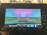 【バックカメラ】運転が苦手な方も車庫入れラクラクです!ギアをリバースに入れれば自動的に切り換わりますので、面倒な操作は不要です♪狭い駐車場もお車を傷つけず安心ですね!