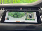 車を真上から見下ろしているような映像を画面に映します。周囲360度の死角をすべて確認できるため、狭い道でのすれ違いやバック駐車も怖くありません。障害物がひと目でわかり、大きな車体でも安全に運転できます